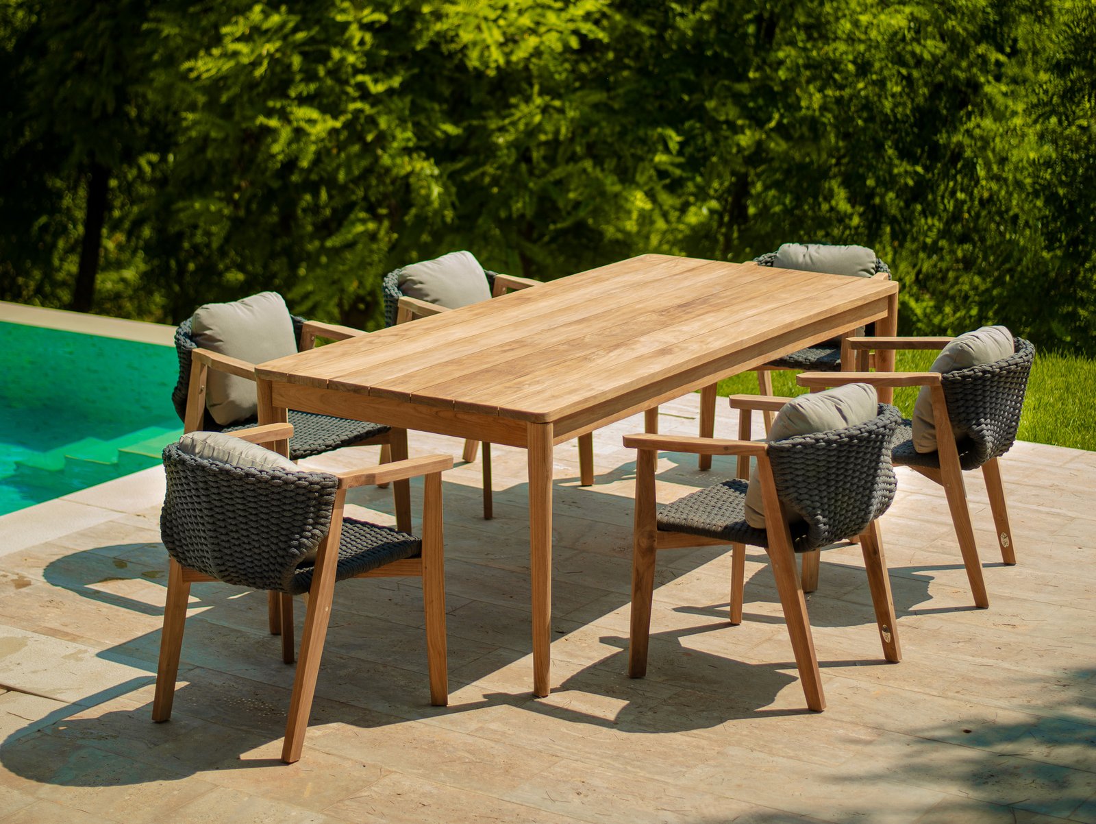PURA DINING TABLE & NEO ARM CHAIR