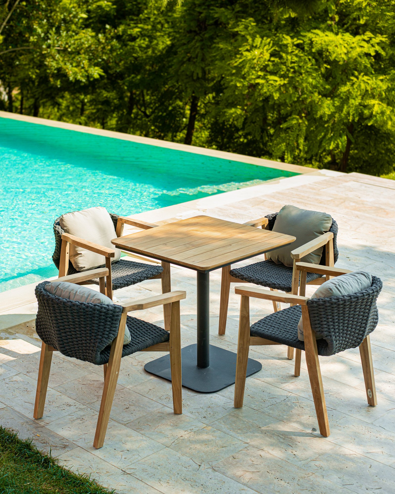 COAST TABLE & NEO ARM CHAIR