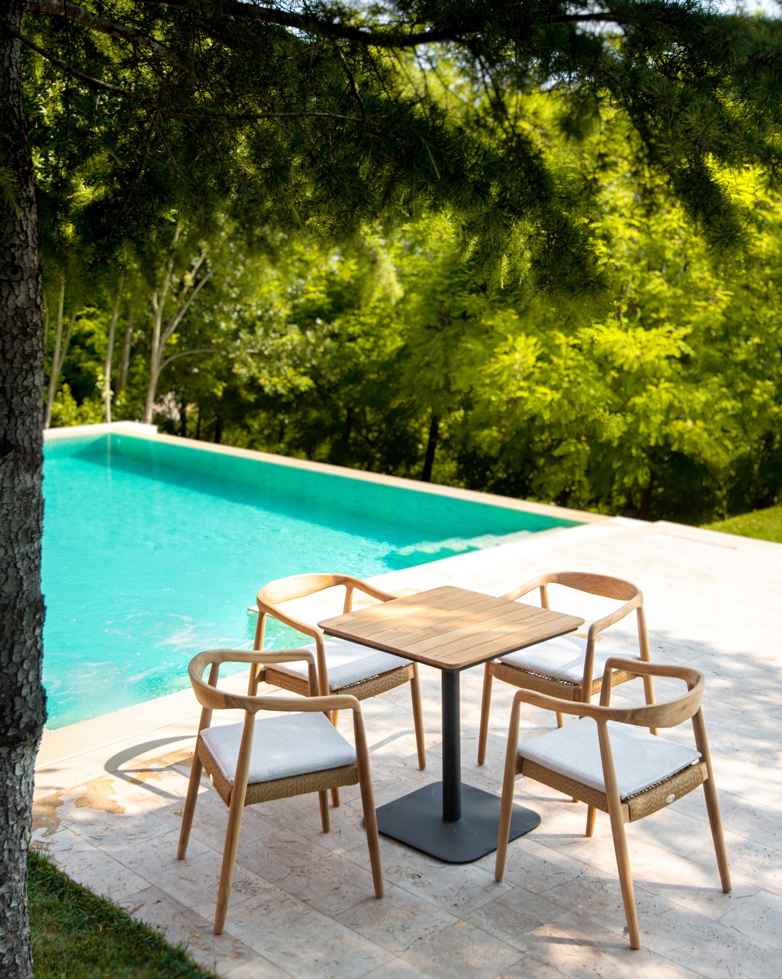 COAST TABLE & SETH OUTDOOR CHAIR