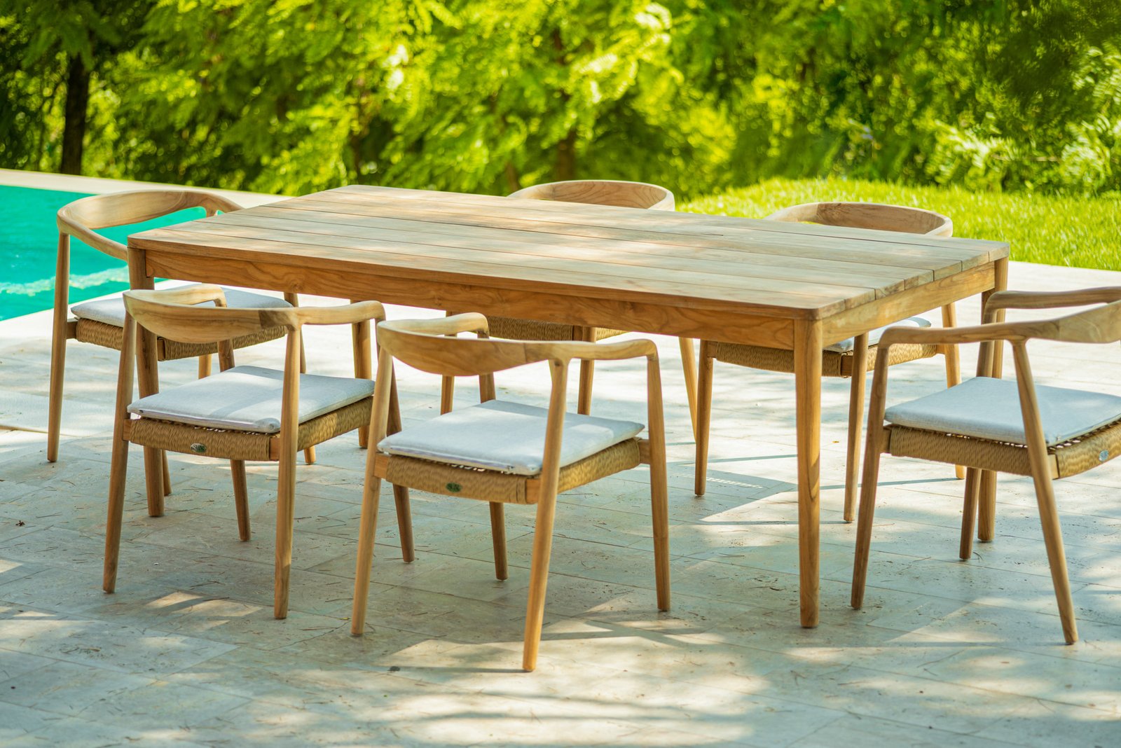 PURA DINING TABLE & SETH OUTDOOR CHAIR